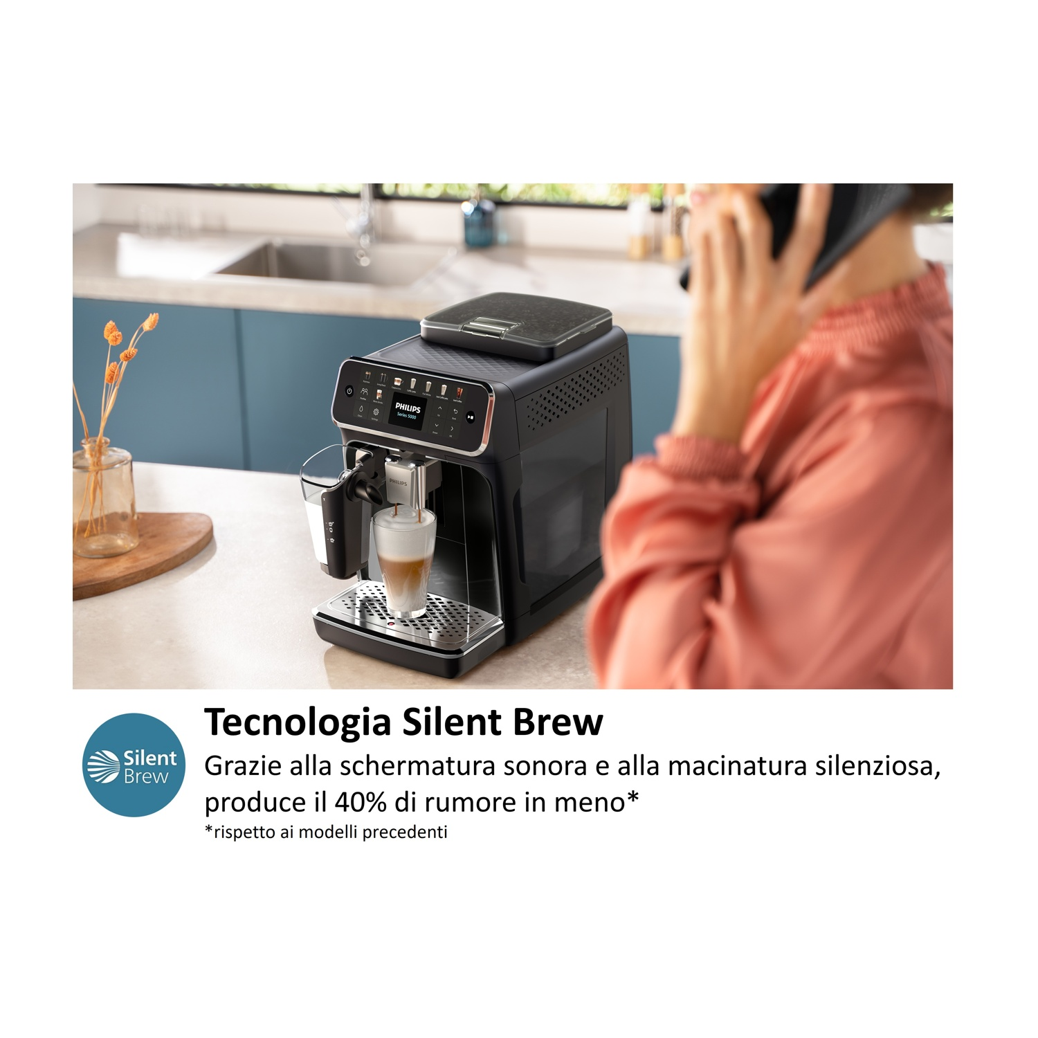 Una persona al telefono accanto a una macchina da caffè con un caffè preparato.