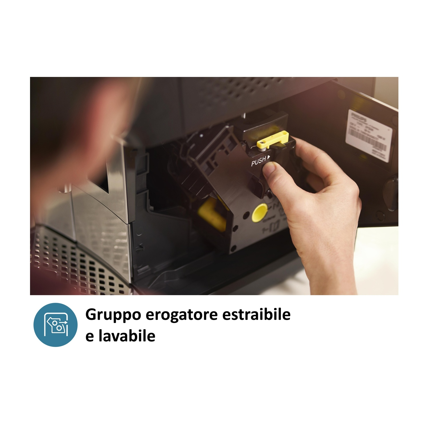 Una mano inserisce un gruppo erogatore estraibile in una macchina da caffè.