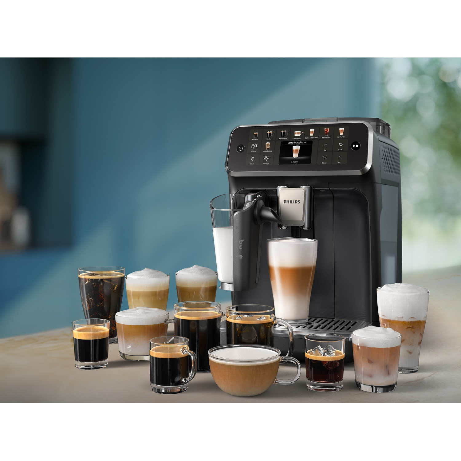 Macchina da caffè con varie bevande al caffè in bicchieri.