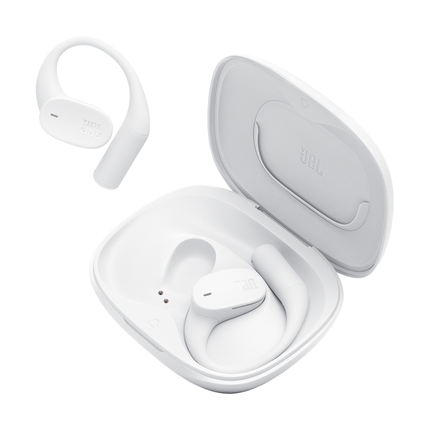 Auricolari JBL bianchi dentro e fuori dalla loro custodia di ricarica aperta.