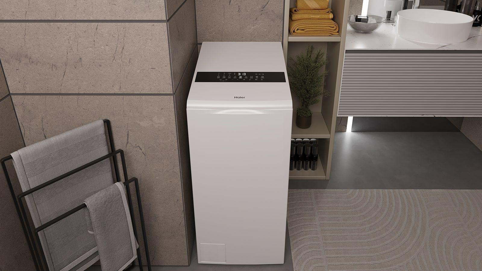 Eine weiße Waschmaschine steht in einem modernen Badezimmer mit grauen Fliesen.