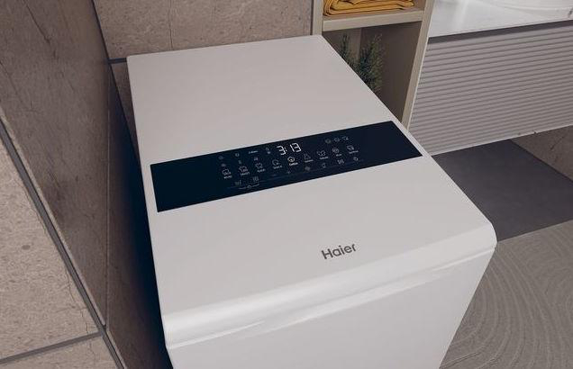 Eine weiße Haier Waschmaschine mit digitalem Display und Bedienelementen.