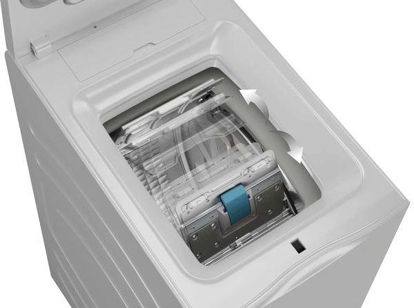 Offene weiße Waschmaschine mit detailliertem Einblick in die Trommel.