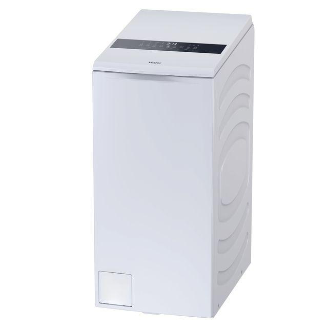 Eine weiße Haier-Waschmaschine mit digitaler Anzeige und seitlichen Rillen.