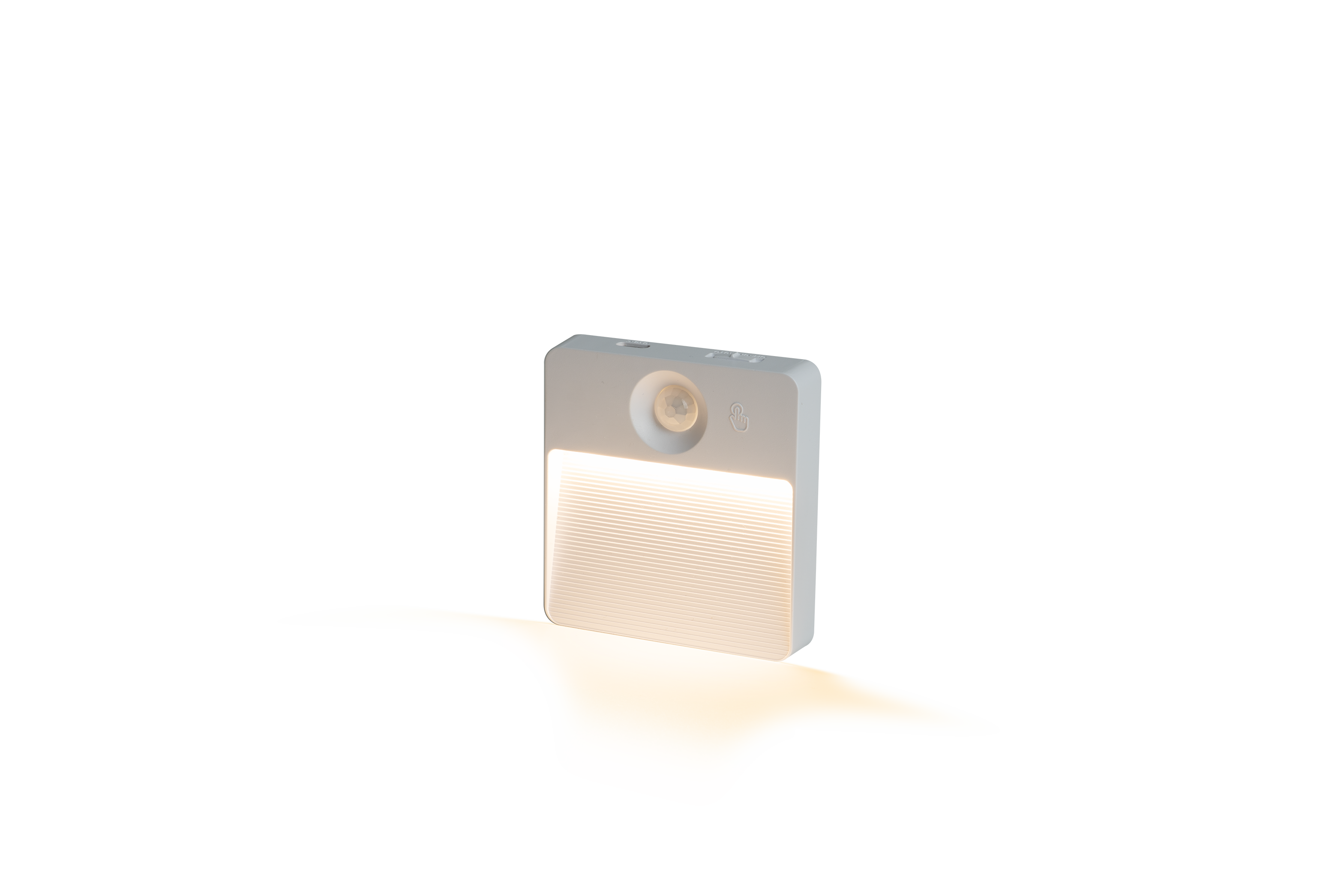 Een wit nachtlampje verlicht tegen een zwarte achtergrond.