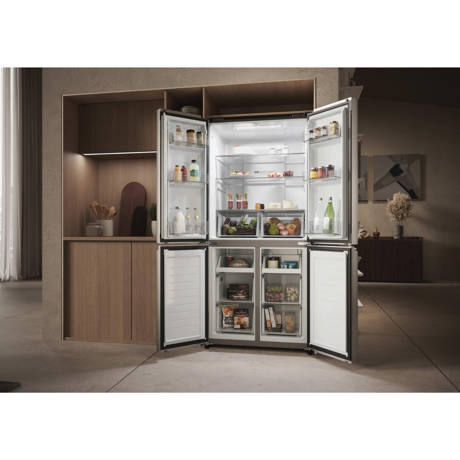 Un refrigerador abierto con alimentos en estantes y cajones de madera.