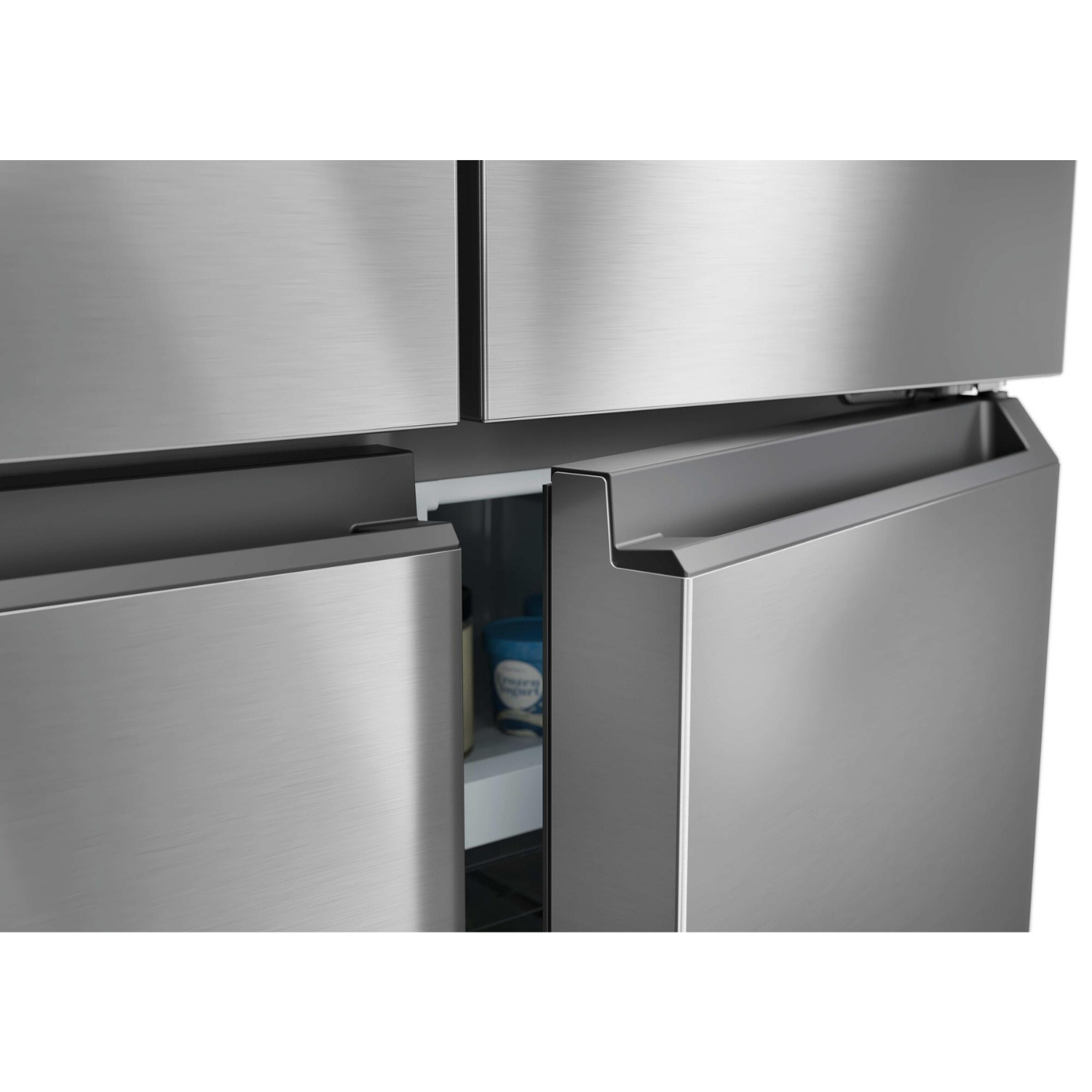 Un refrigerador moderno de metal cepillado con un cajón abierto que revela un recipiente de yogur.