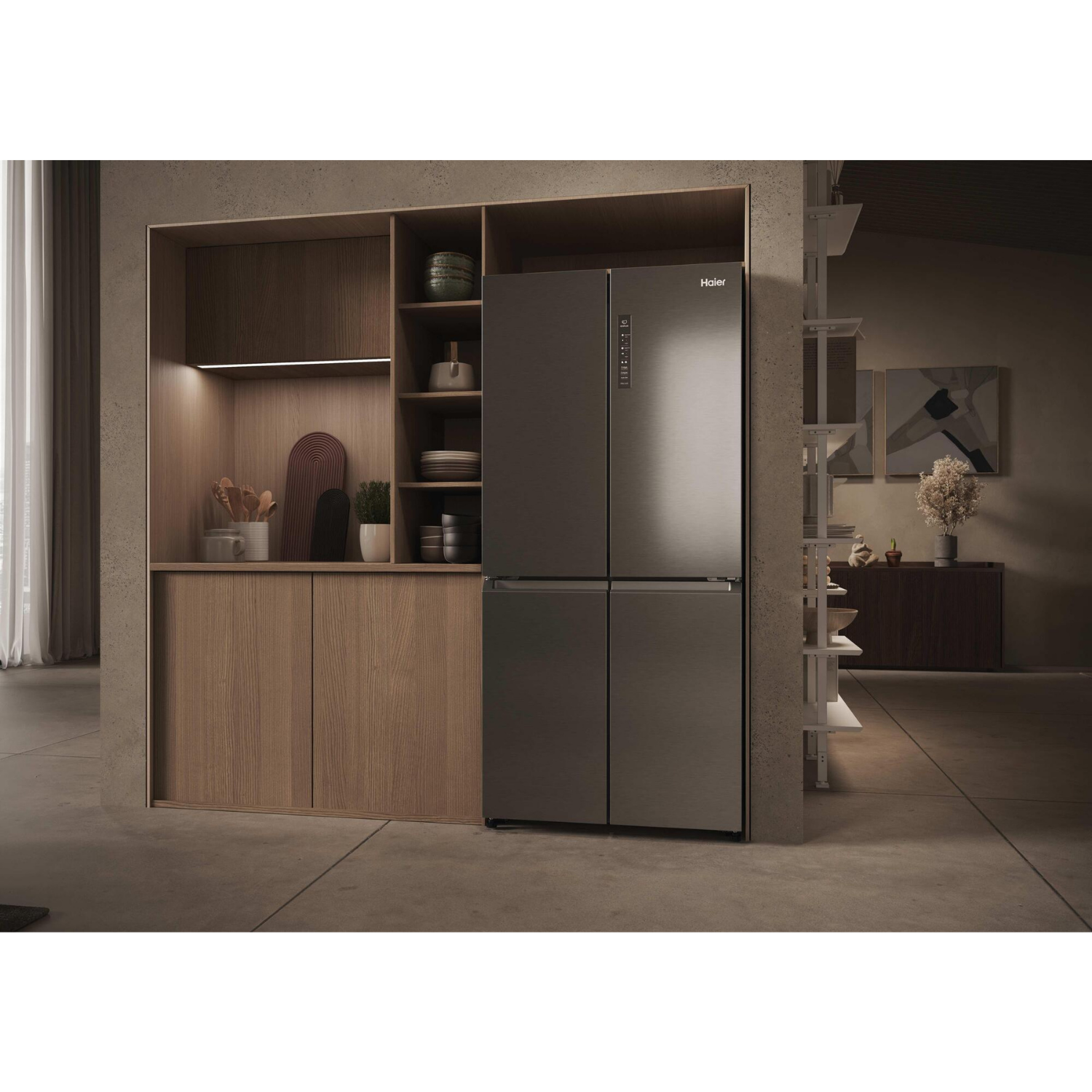 Un refrigerador Haier moderno junto a gabinetes y estantes de madera en una cocina elegante.
