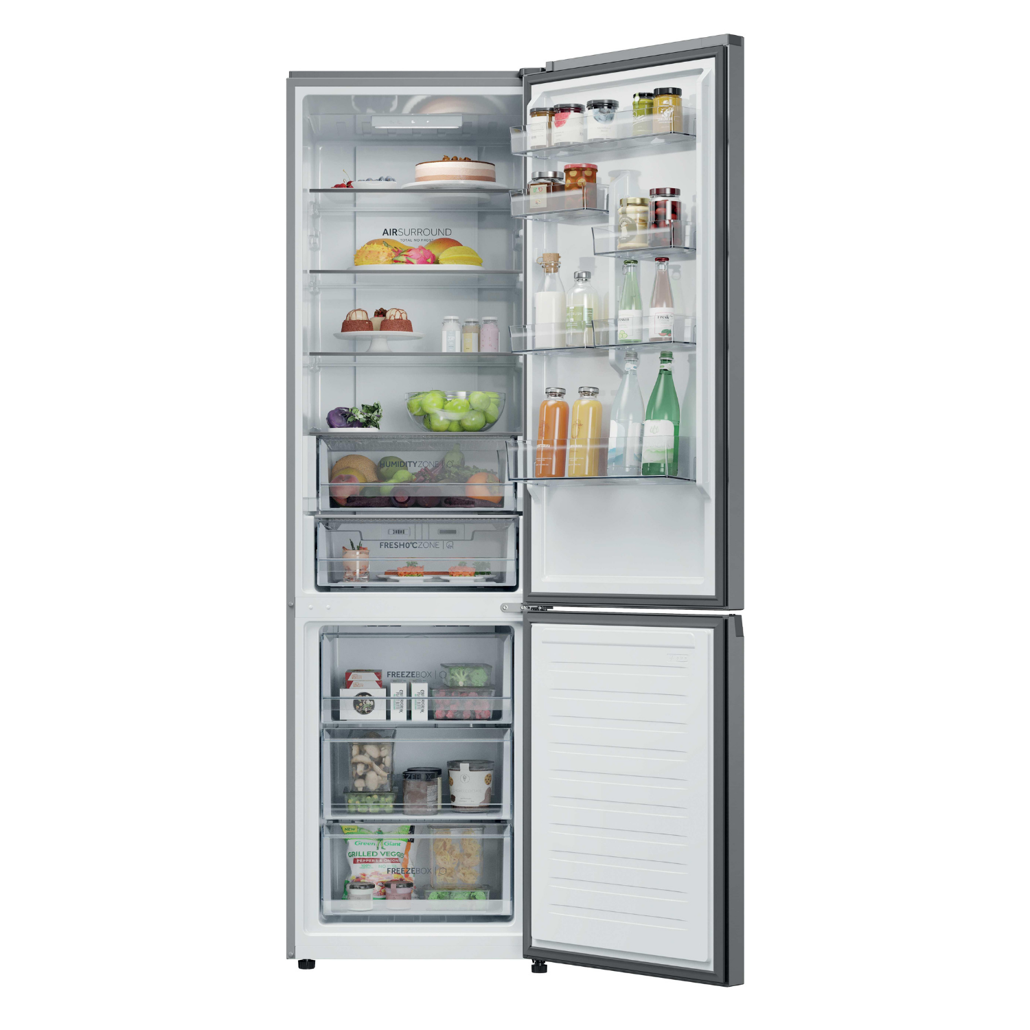 Un refrigerador abierto con alimentos en los estantes, incluyendo pastel, fruta y bebidas.