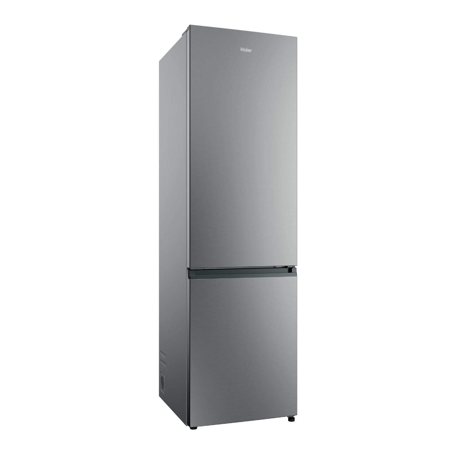 Un refrigerador plateado de dos puertas, de pie a la izquierda, sobre fondo blanco.