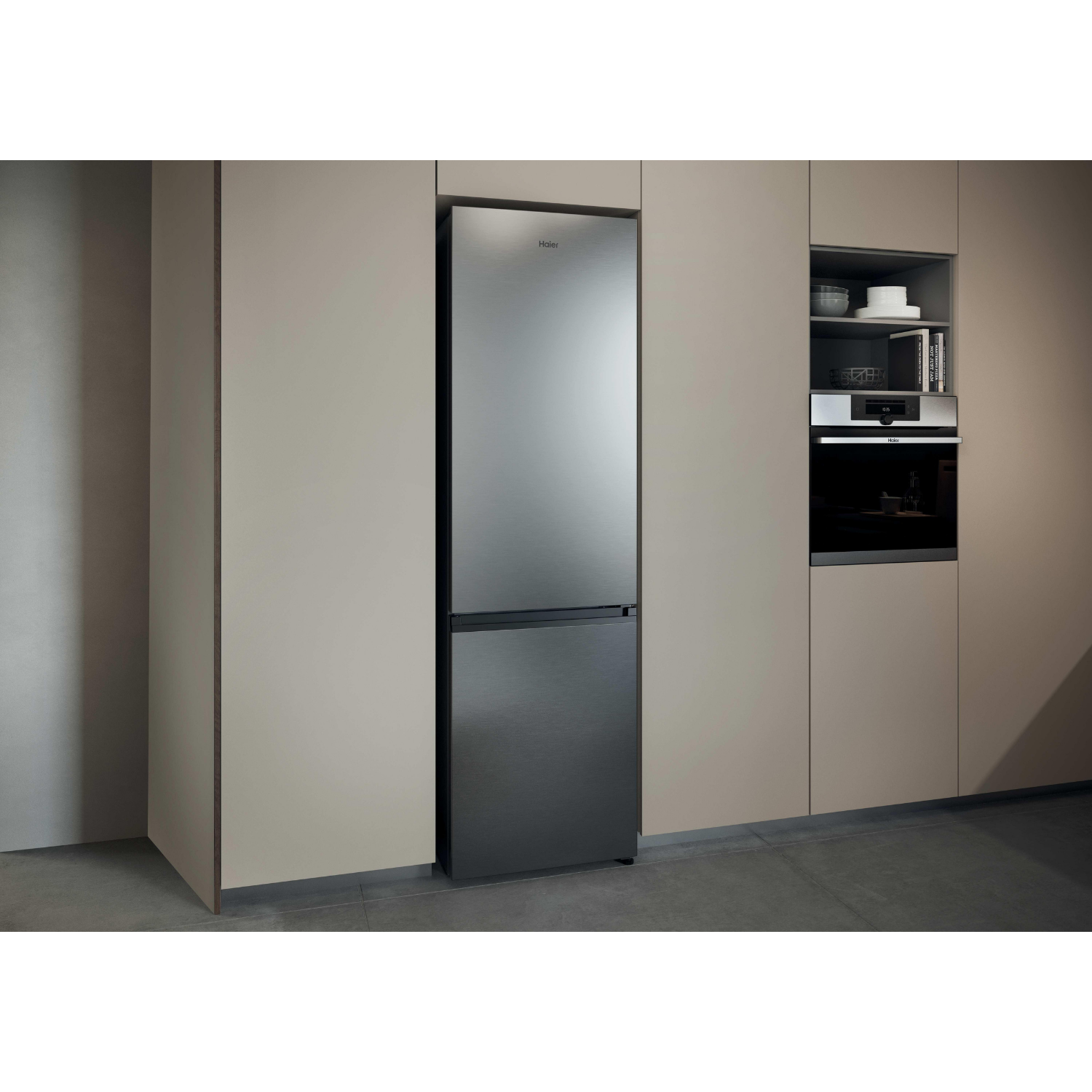 Una nevera plateada moderna está en una cocina junto a un horno empotrado.