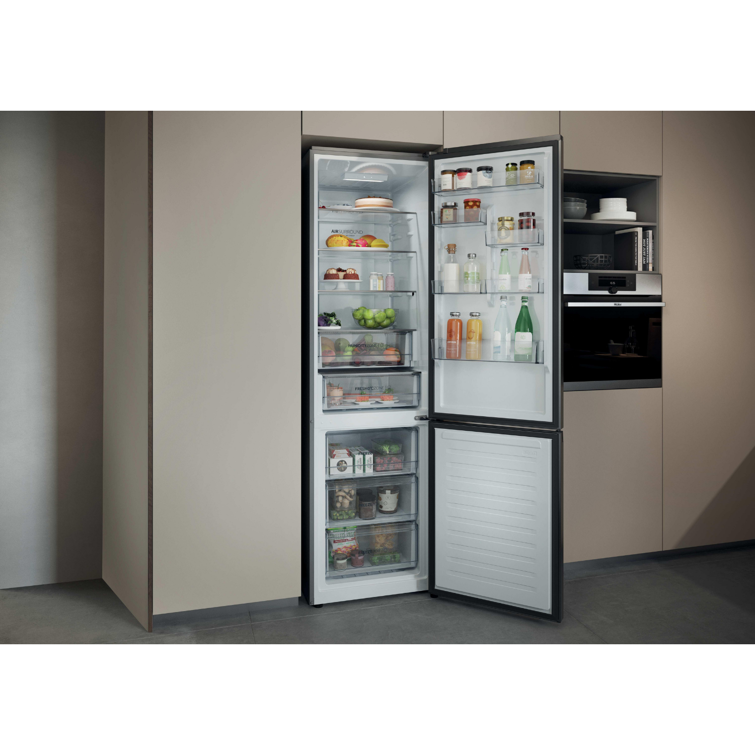 Refrigerador abierto con comida, junto a un horno empotrado.