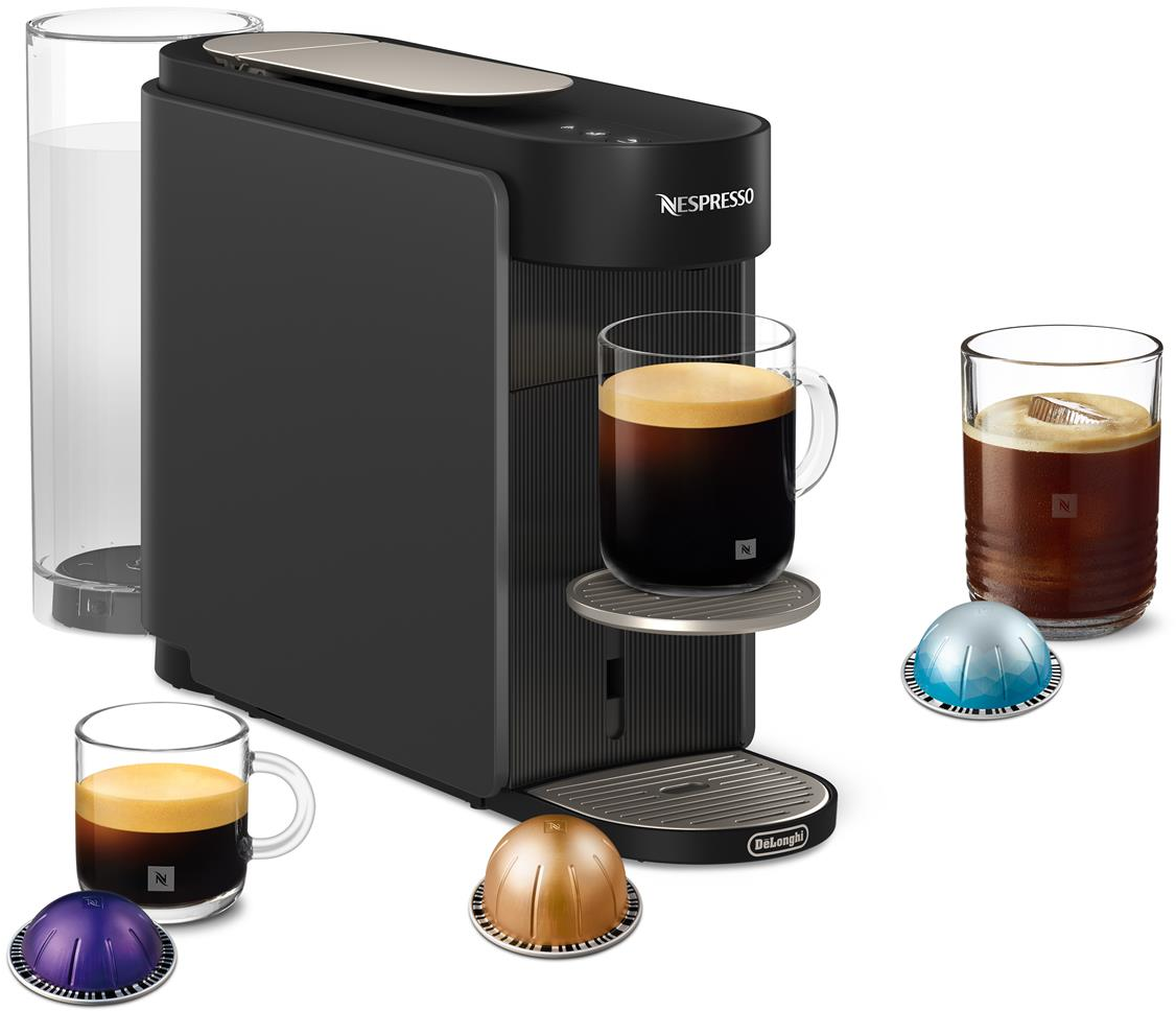 Macchina da caffè nera con serbatoio dell'acqua, due tazze di caffè e capsule.