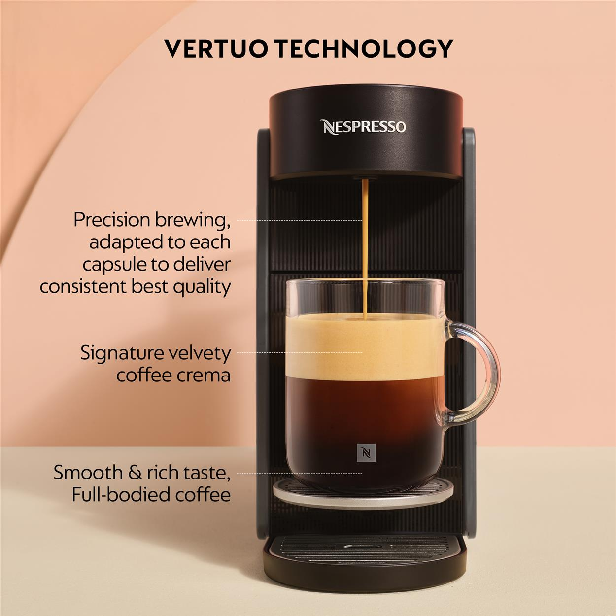 Macchina da caffè Nespresso Vertuo che prepara caffè in una tazza di vetro.