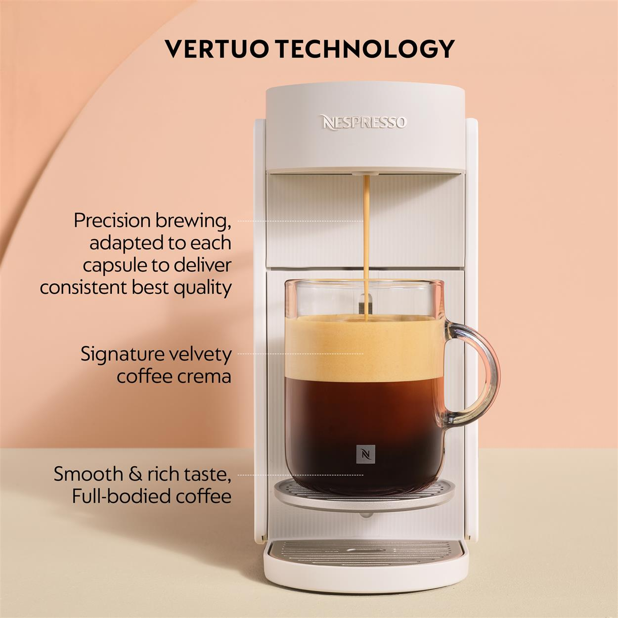 Nespresso Vertuo Kaffeemaschine brüht Kaffee mit cremigem Schaum in ein Glas.