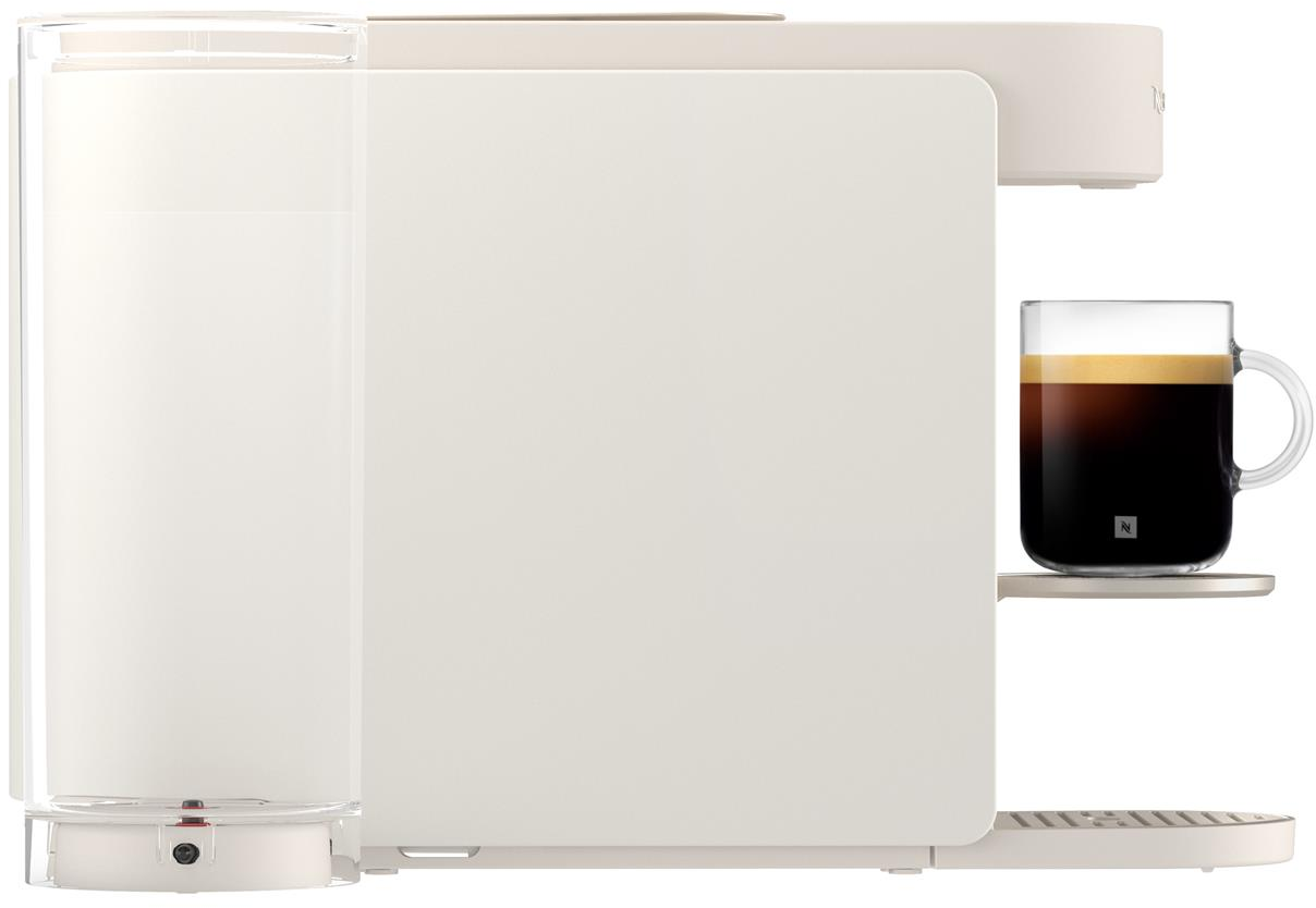 Eine weiße Kaffeemaschine mit einem Glas Kaffee.