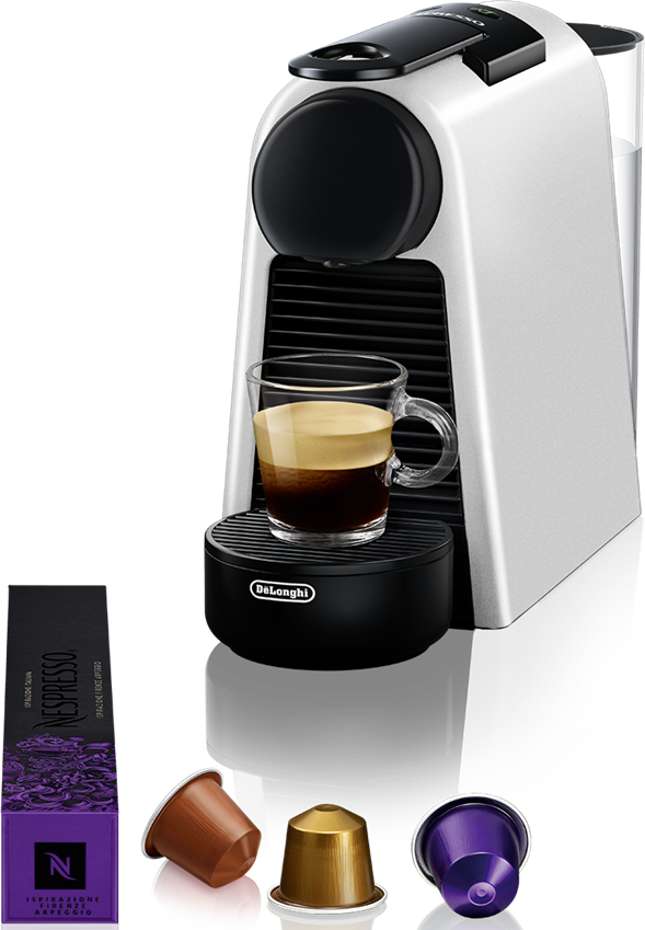 Kaffeemaschine mit Tasse Kaffee, Kapseln und Verpackung.