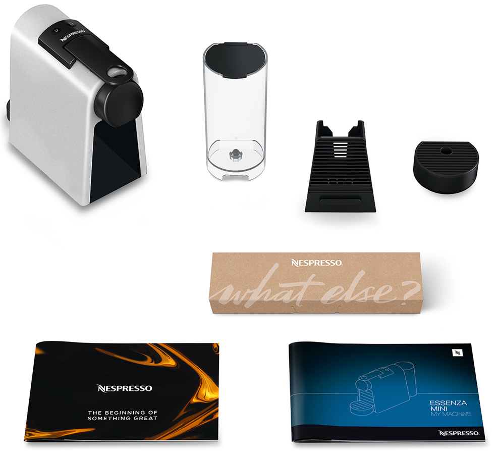 Nespresso-Maschine mit Zubehör, Anleitungen und Karton.