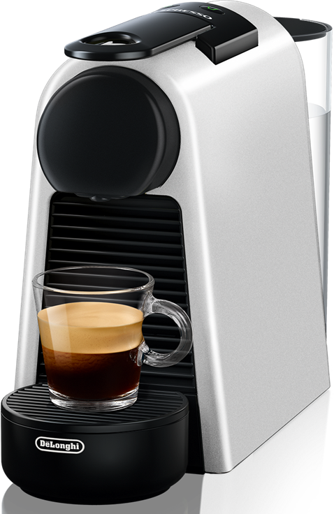 Eine silberne Nespresso-Kaffeemaschine mit einer Tasse Espresso.