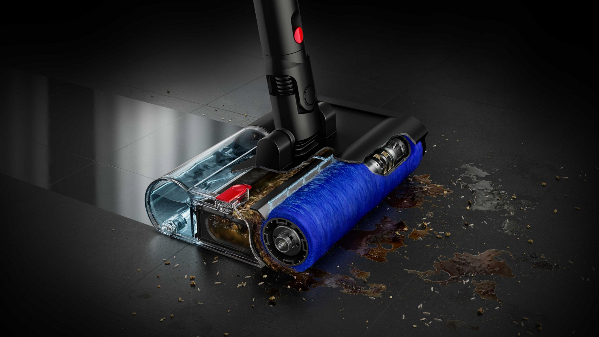 Une tête de brosse bleue aspire saleté et liquide. Un réservoir transparent collecte les débris.