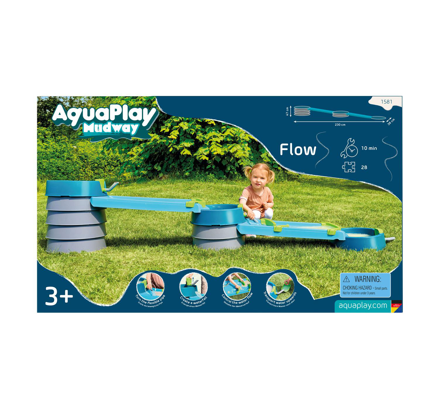 Ein Kind sitzt neben einem AquaPlay-Wasserspielzeug auf einer Rasenfläche.