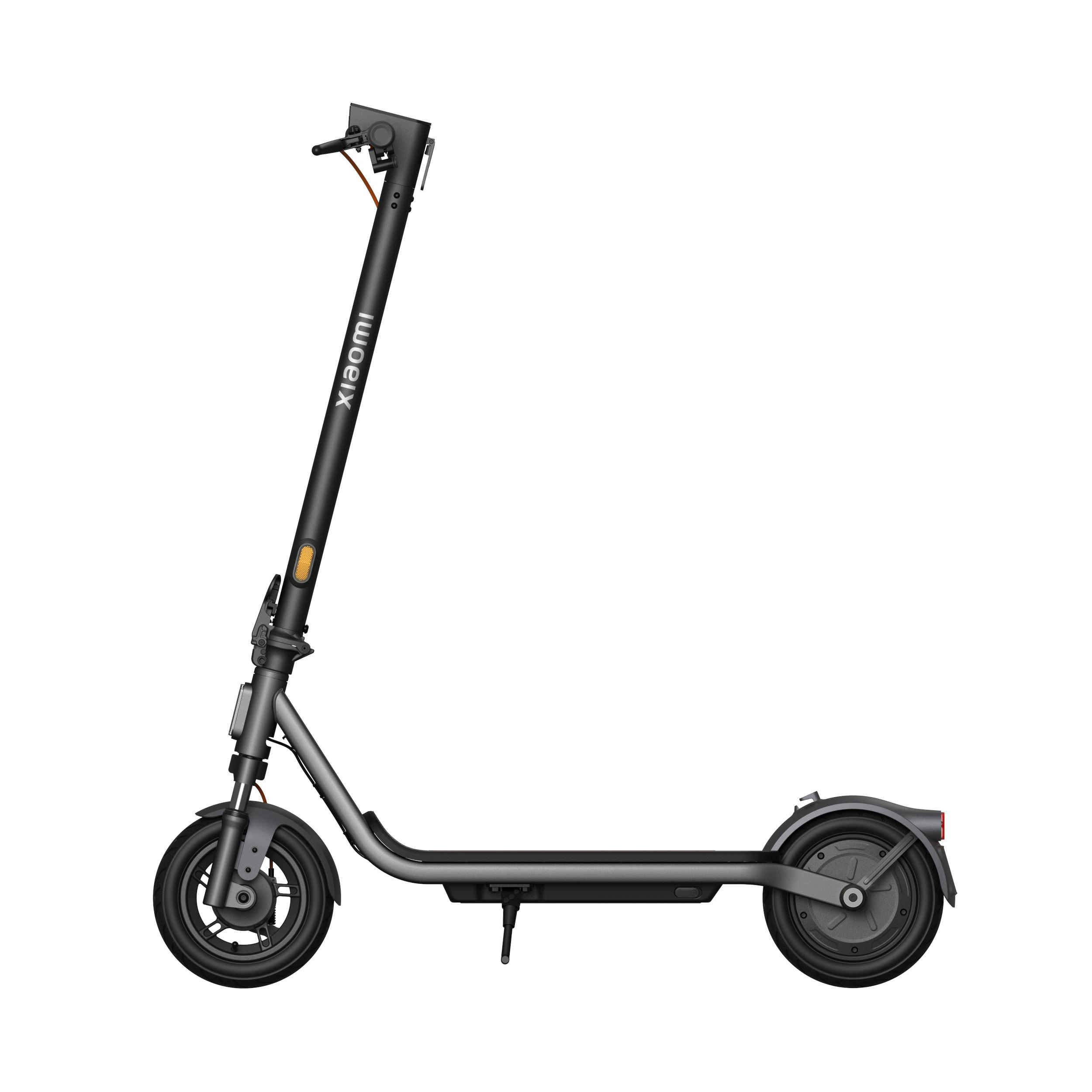 Ein schwarzer Xiaomi E-Scooter mit silbernen Akzenten, seitlich abgebildet.