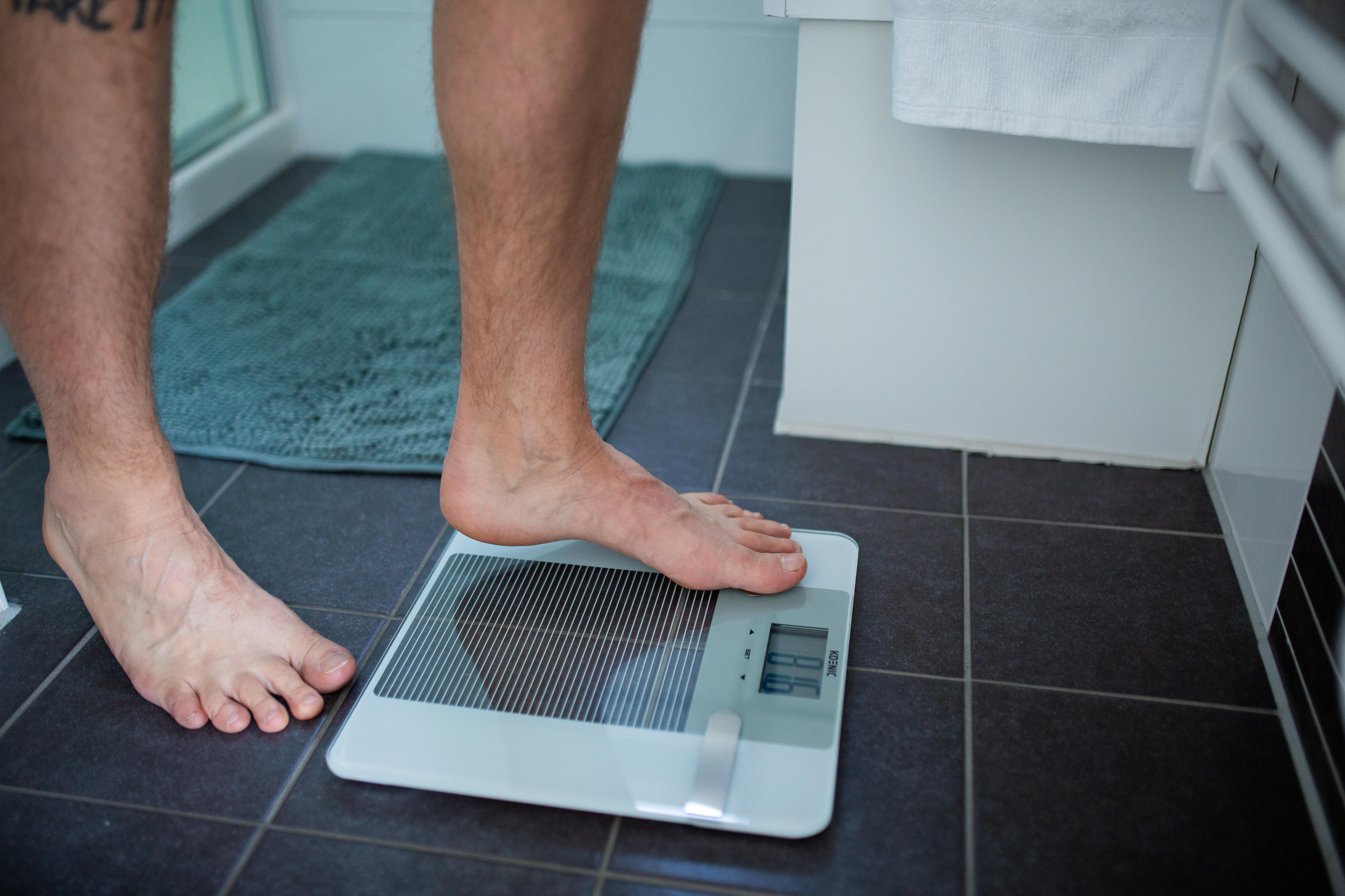 Bose stopą na wadze cyfrowej w łazience.