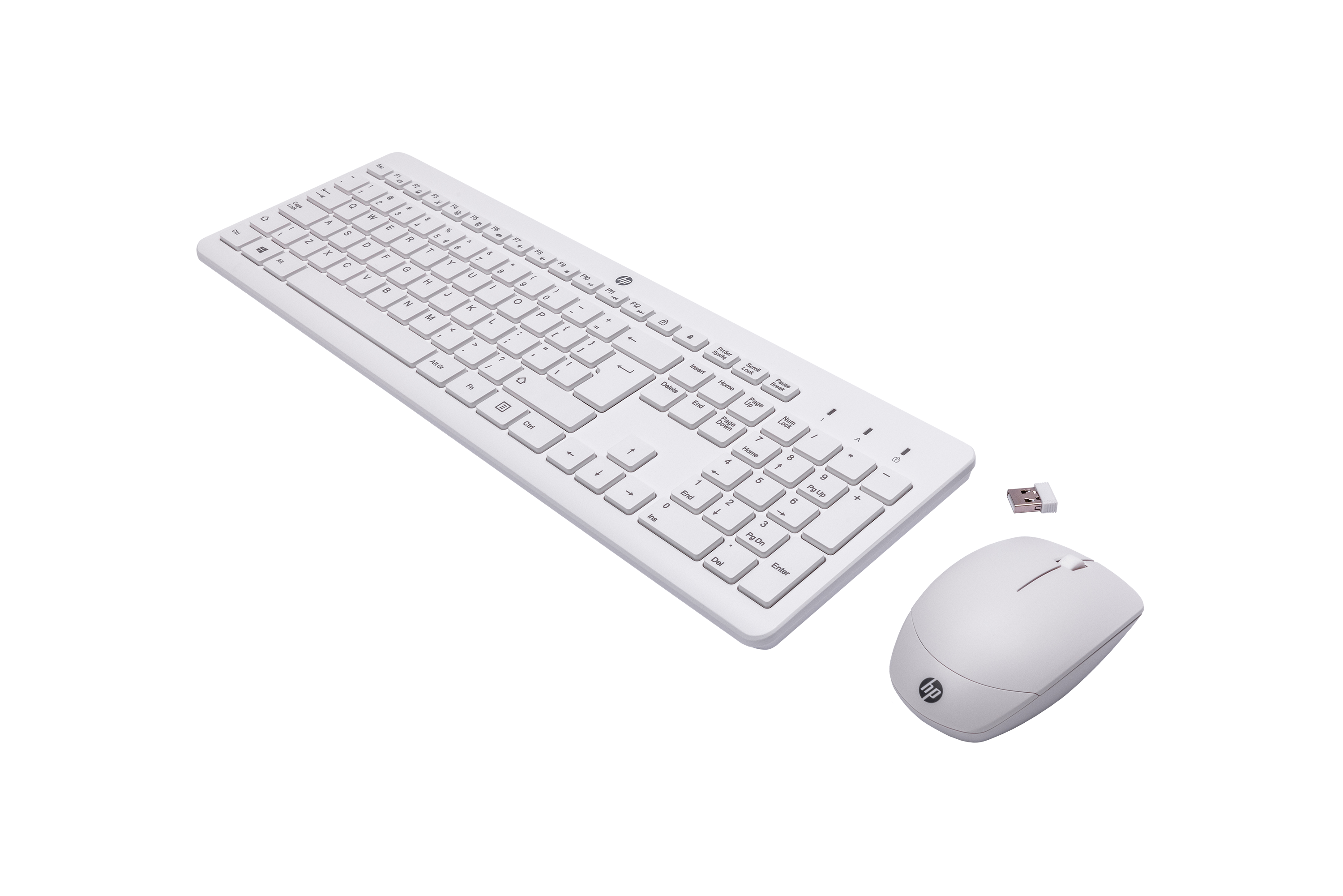 Biały zestaw klawiatury i myszy HP z adapterem USB na czarnym tle.