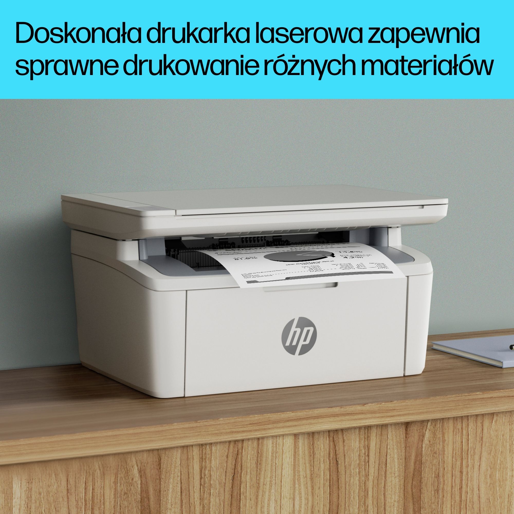 Biała drukarka laserowa HP z papierem wychodzącym z podajnika, na drewnianym biurku.