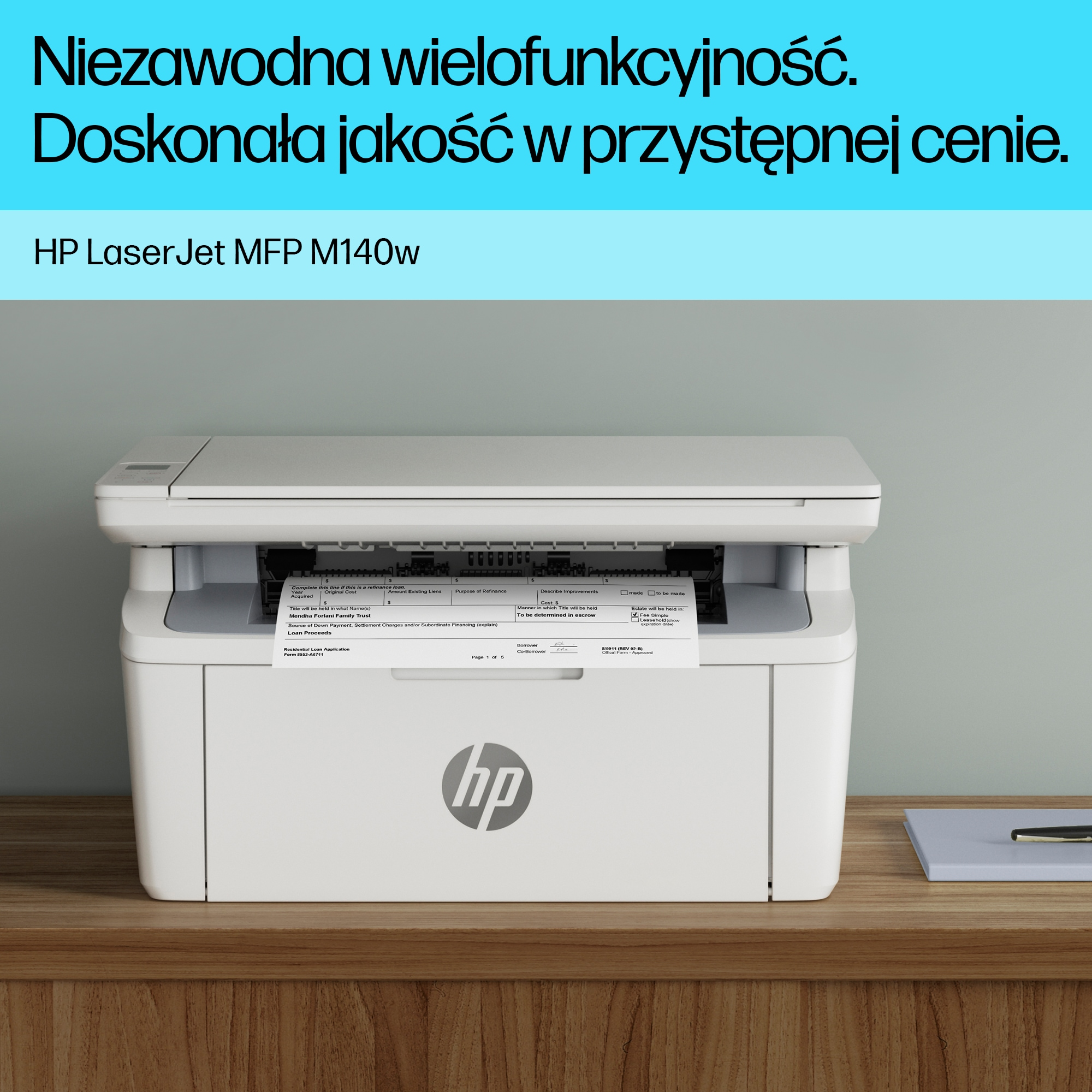 Biała drukarka HP LaserJet MFP M140w stoi na drewnianym biurku z dokumentem.