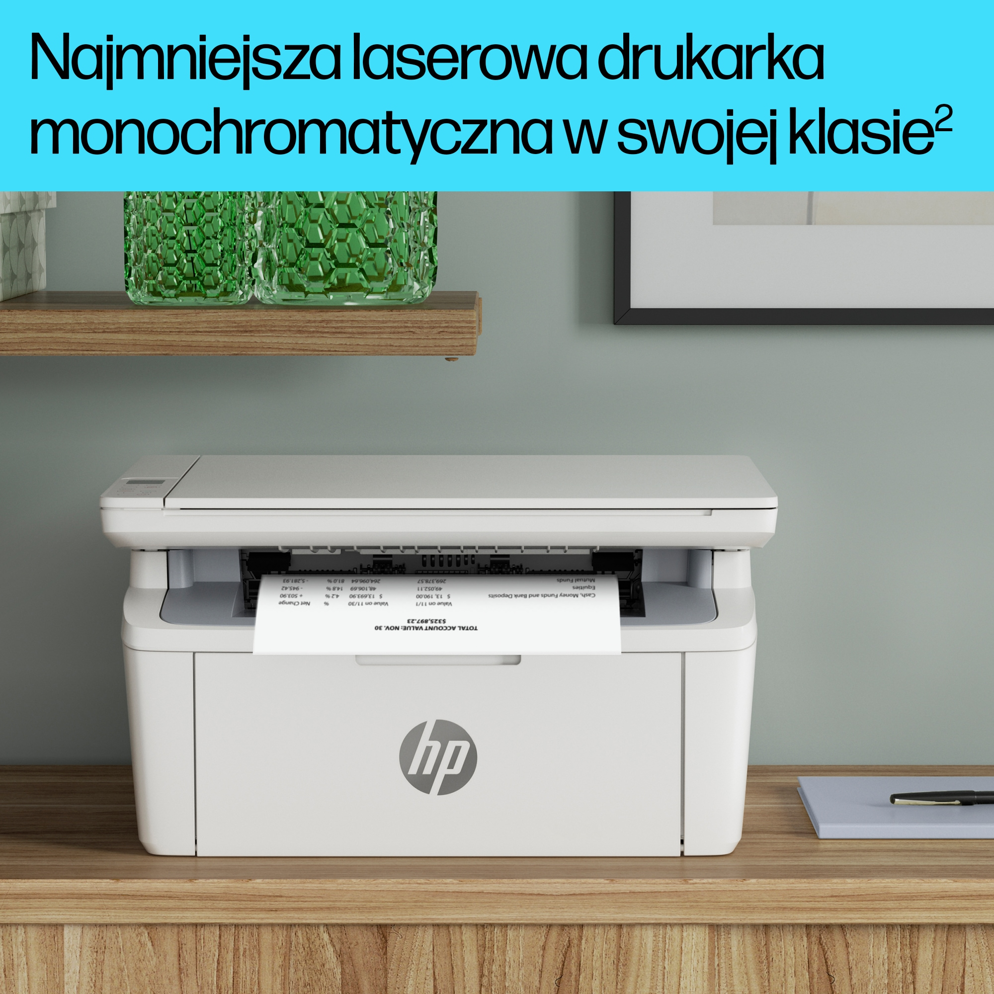 Biała drukarka HP stoi na drewnianym biurku. Wystaje z niej dokument.