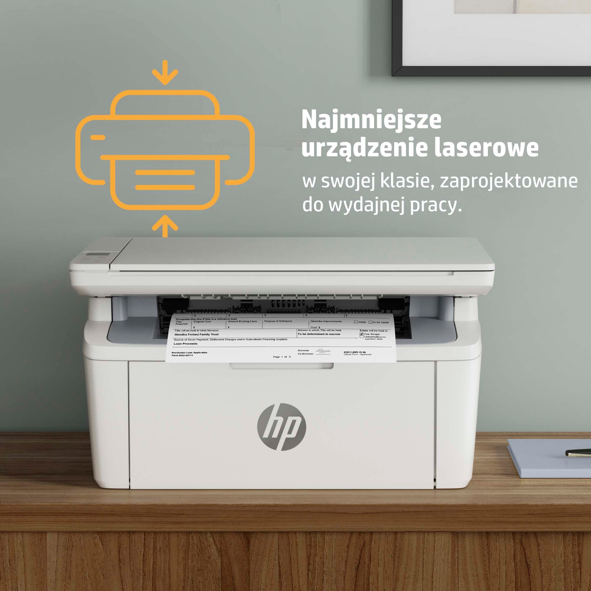Biała drukarka laserowa HP stoi na drewnianym biurku, drukując dokument.