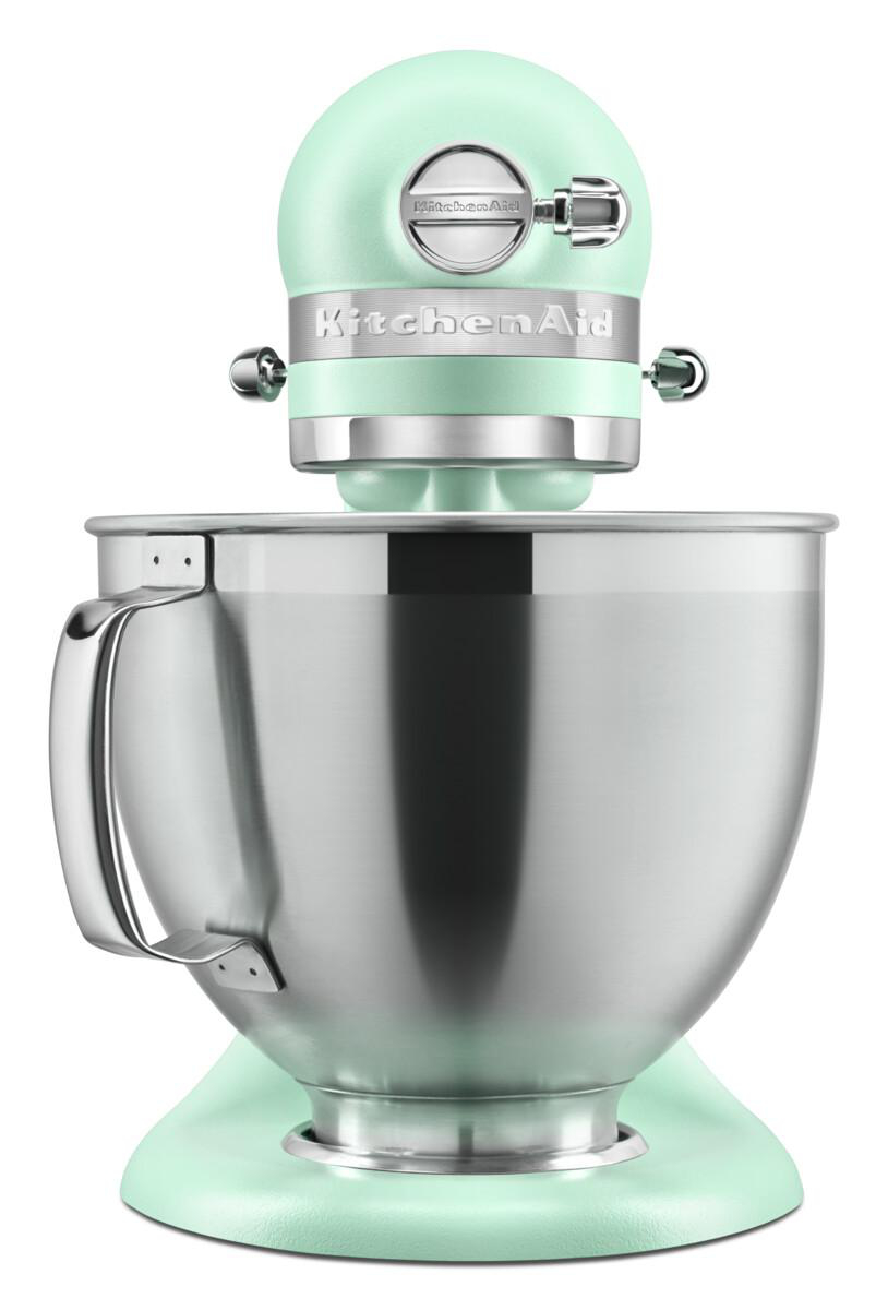 Eine hellgrüne KitchenAid Küchenmaschine mit Edelstahlschüssel und polierten Metallakzenten.