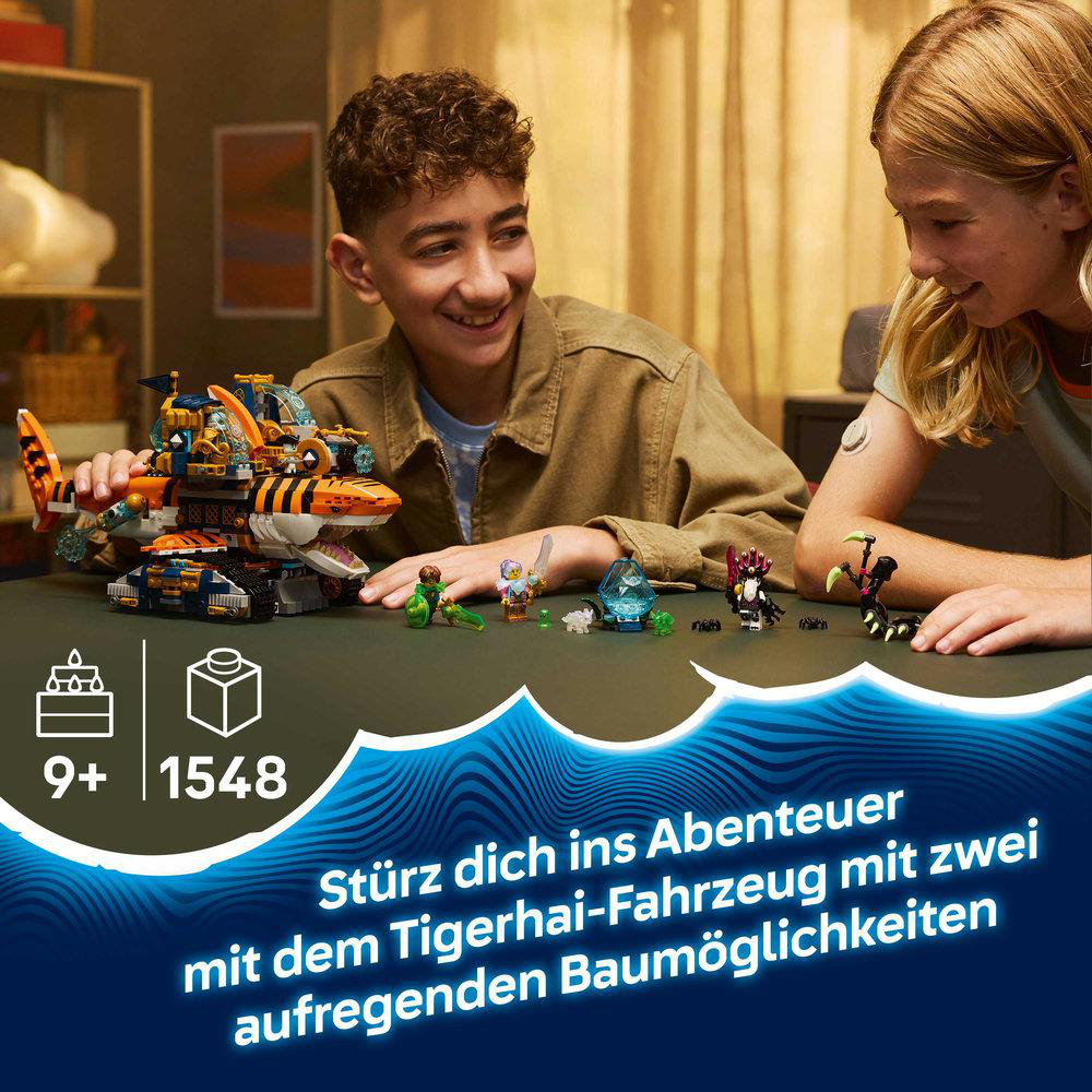 Kinder bauen ein Lego-Fahrzeug mit Tigerhai-Design, über 1548 Teile, ab 9 Jahren.