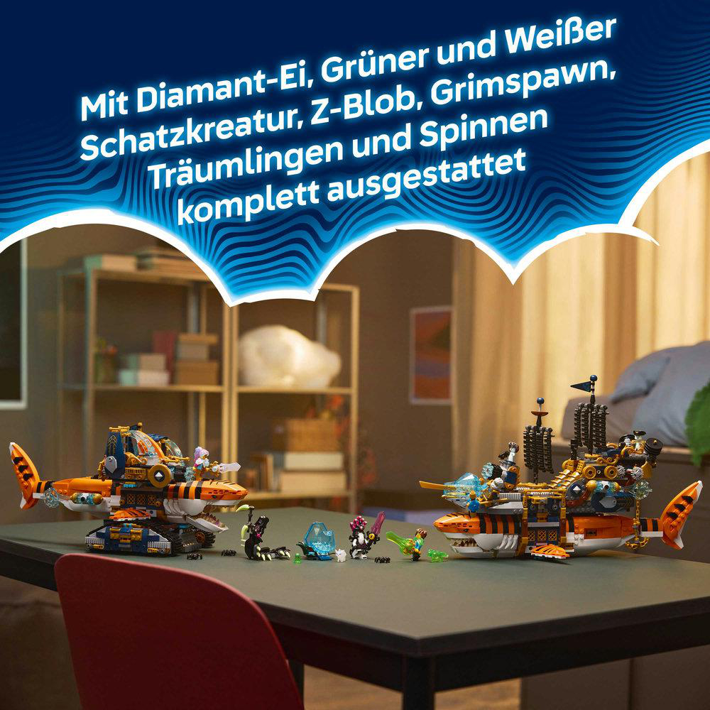 Zwei Lego-Schiff-Spielzeuge in Hai-Form stehen auf einem Tisch.