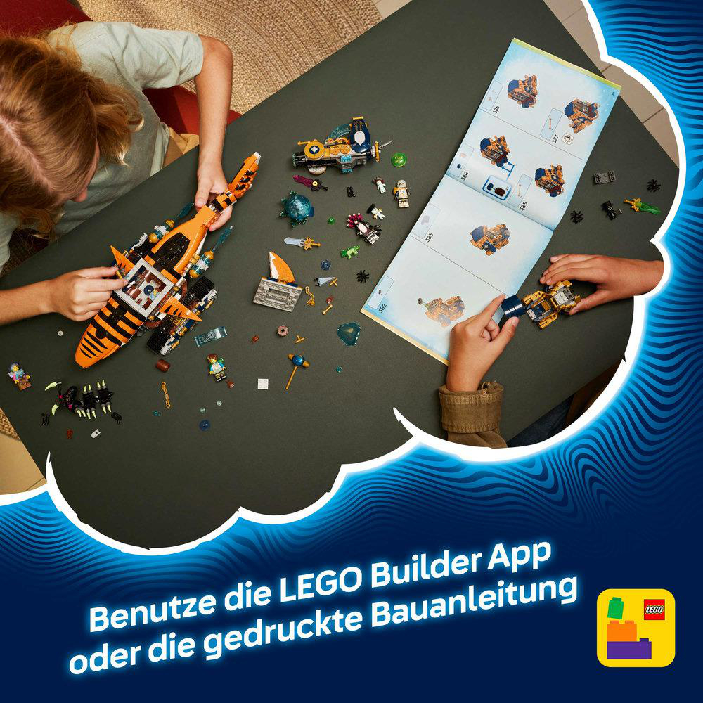 Kinder bauen mit LEGO-Steinen, eine Anleitung liegt auf dem Tisch.