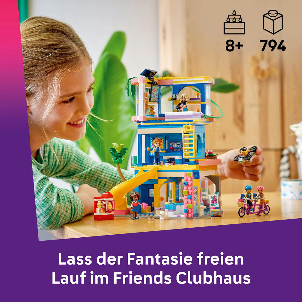 Ein Mädchen schaut auf ein buntes Lego-Clubhaus mit Figuren und einer Rutsche.