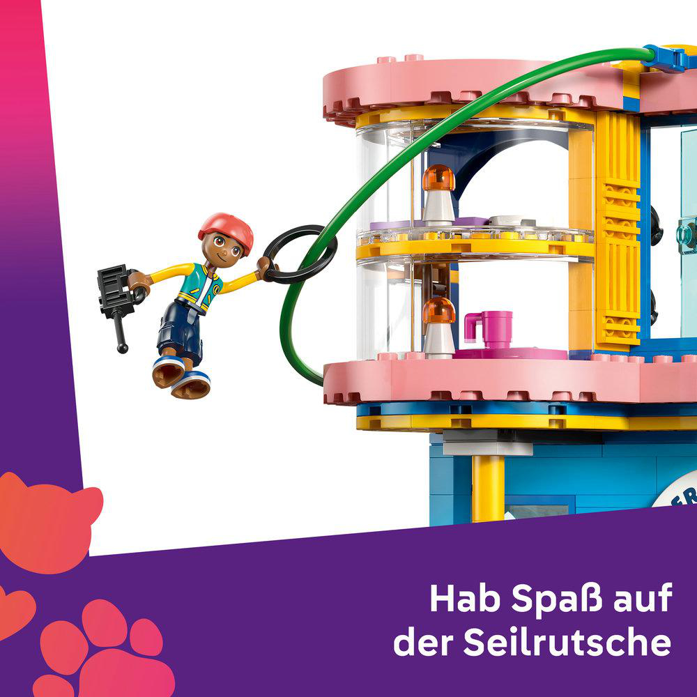 Eine Spielfigur mit Werkzeug auf einer bunten Lego-Konstruktion mit Rutsche.
