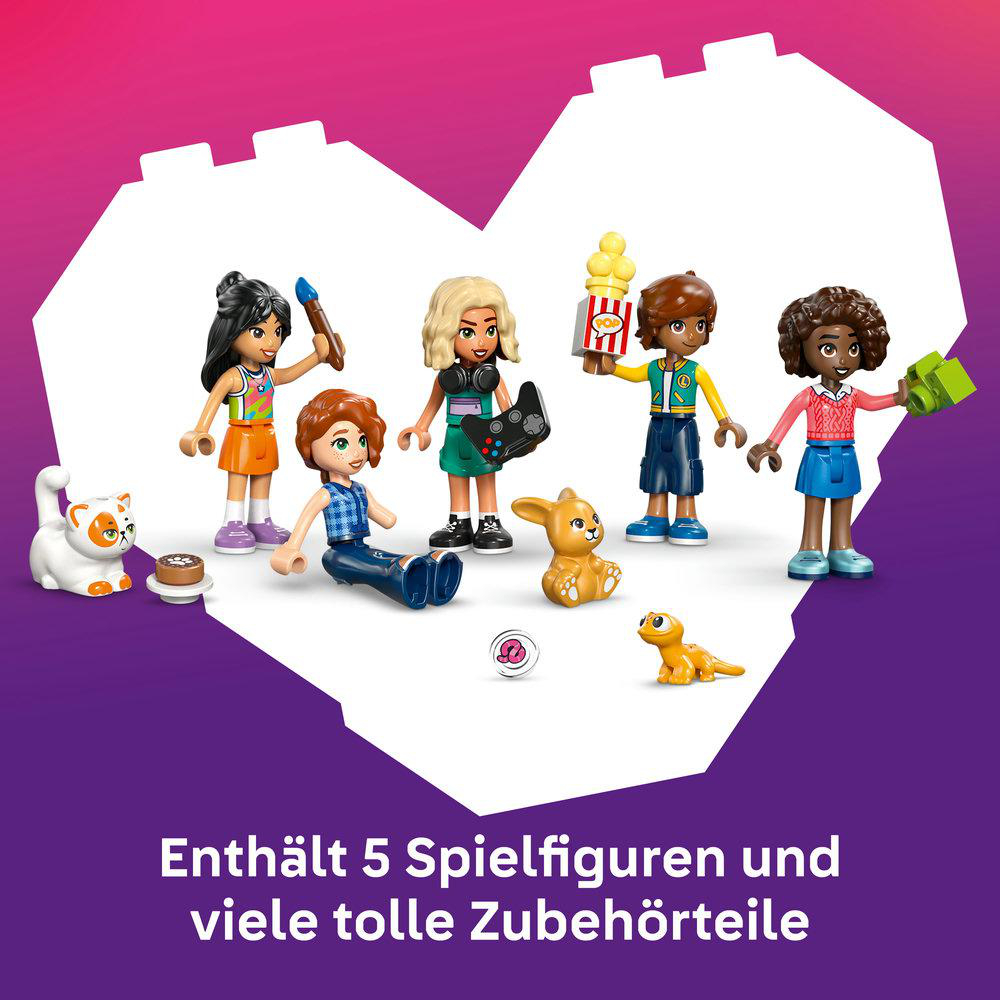 Fünf Spielfiguren und Zubehör, darunter eine Katze, ein Hund und ein Chamäleon.