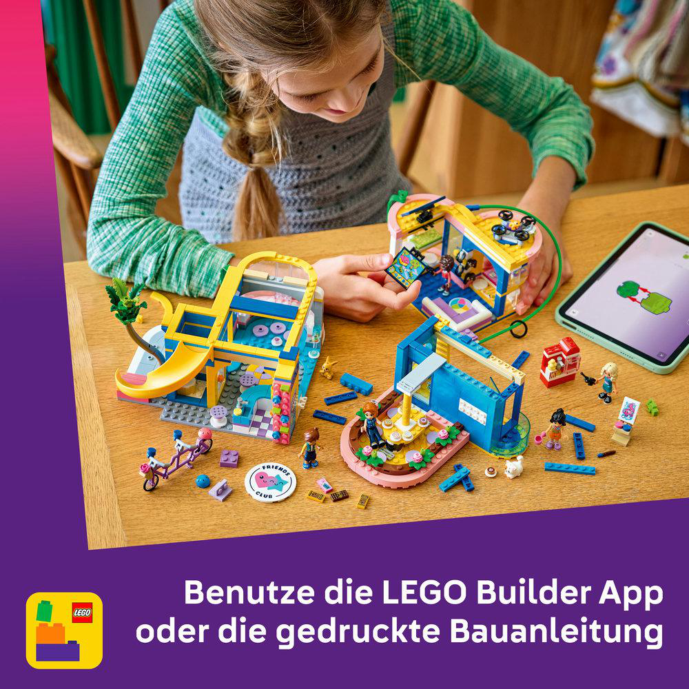 Ein Mädchen baut mit bunten LEGO-Steinen ein Spielset mit Rutsche und Herzform.