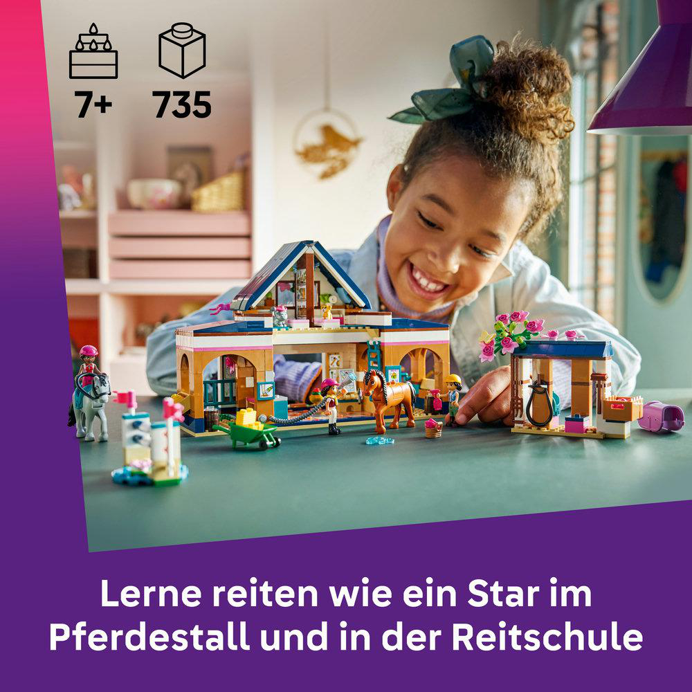 Ein Mädchen spielt mit einem Lego-Pferdestall-Set mit Pferden und Figuren.