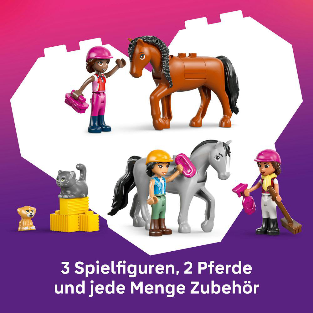 Drei Spielfiguren, zwei Pferde, ein Hund und ein Kätzchen mit Zubehör.