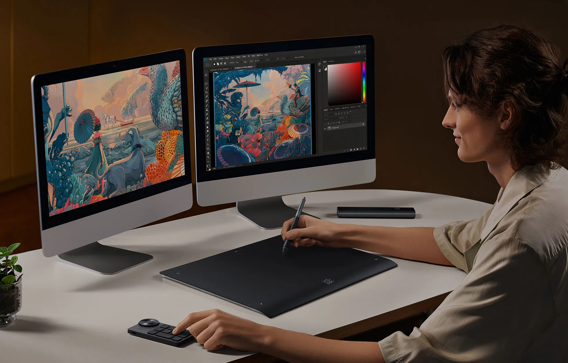 Una persona usa una tavoletta grafica davanti a due monitor di computer che mostrano arte digitale.