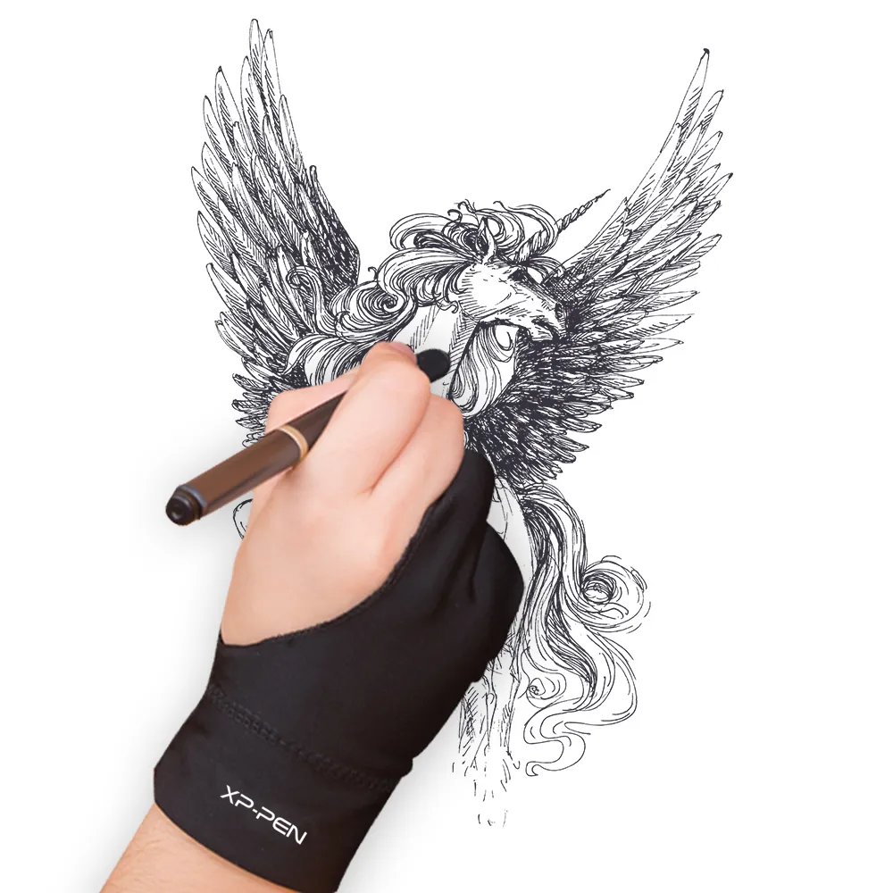 Una mano guantata disegna un unicorno alato con una penna su carta bianca.