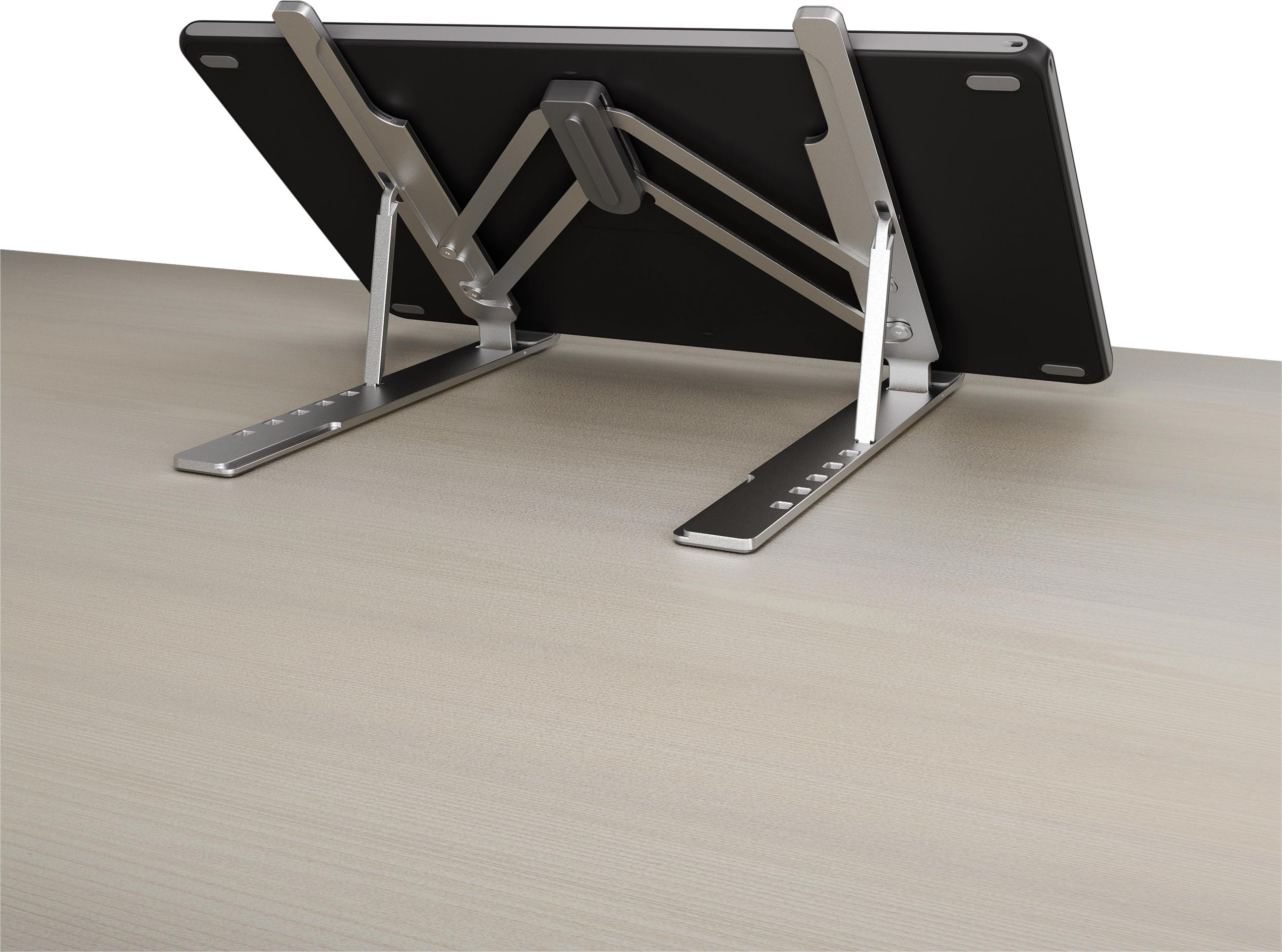 Un supporto d'argento per tablet con tablet nero su scrivania in legno.