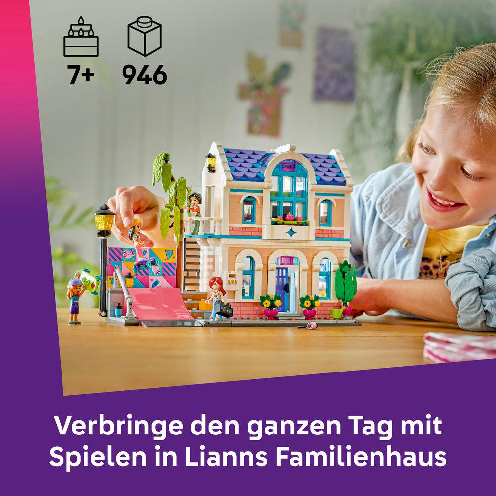Ein Mädchen schaut auf ein Lego-Haus mit Figuren und einer Rutsche.