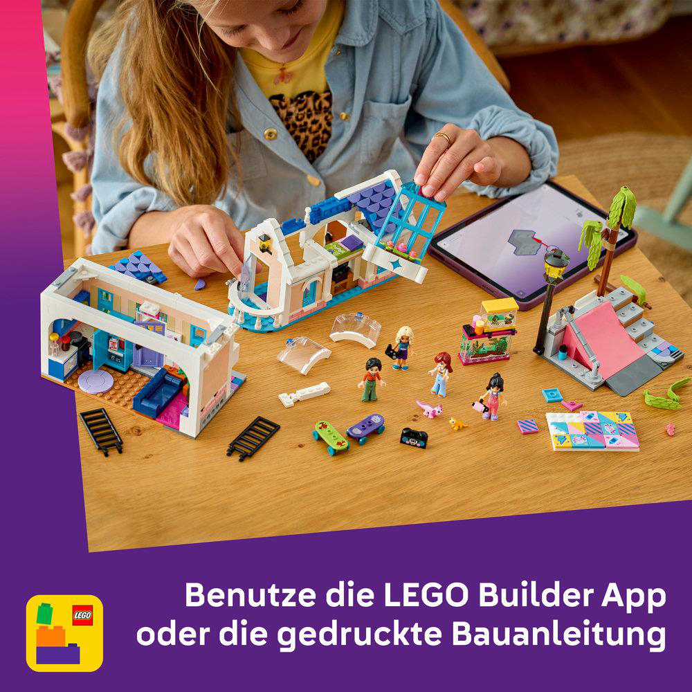 Kind baut Lego Haus mit Tablet und Bauanleitung. Viele kleine Figuren und Zubehör.