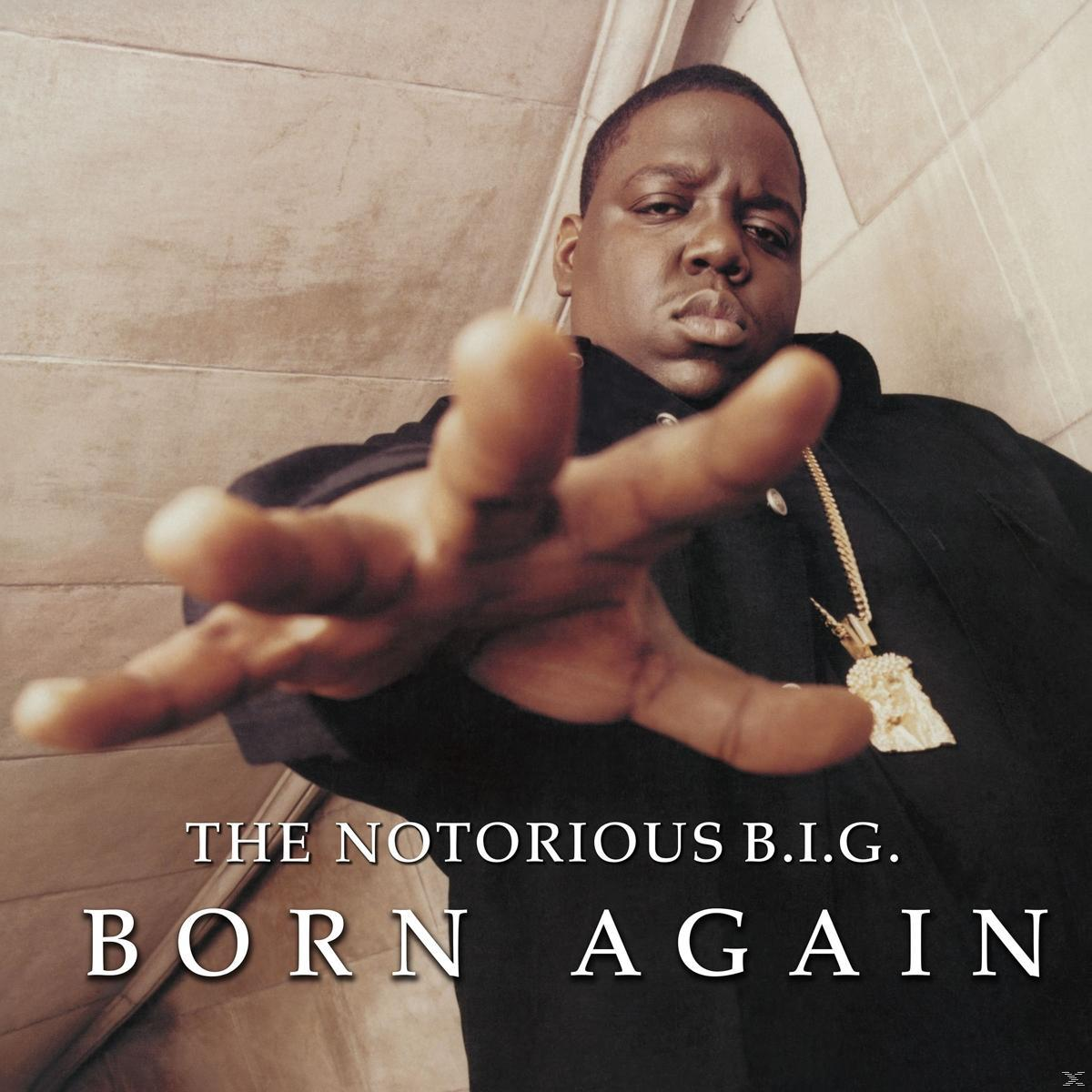 The Notorious B.I.G. kinyújtja a kezét, arany Jézus-medálos nyakláncot visel.