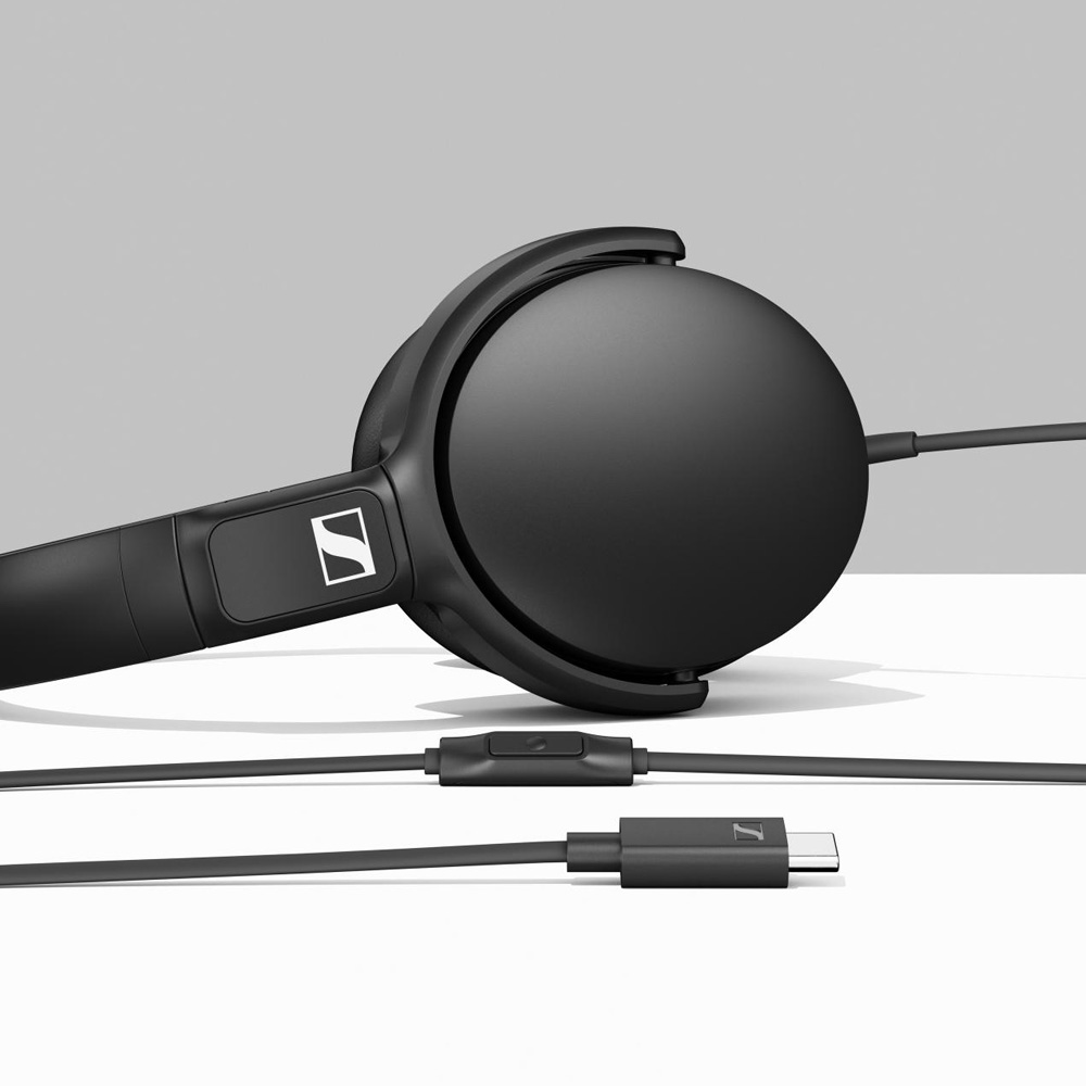 Fekete fejhallgató kábellel és USB-C csatlakozóval fehér háttéren.