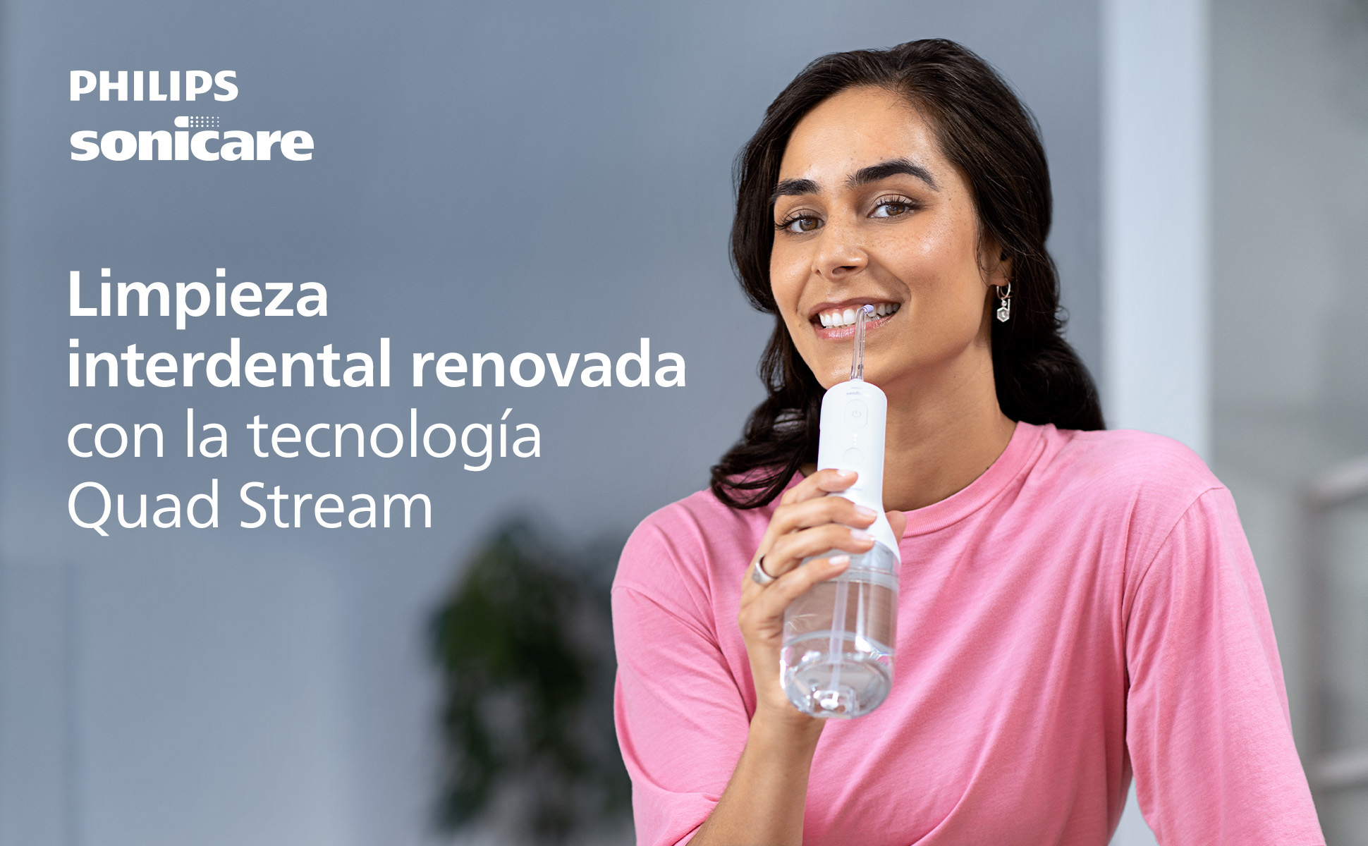 Mujer con irrigador bucal Philips Sonicare limpiando dientes. Texto anuncia producto.
